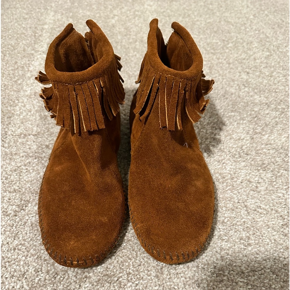 Minnetonka shoes size 9 fits like an 8
